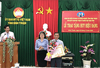 Trao tặng Huy hiệu 45 năm tuổi Đảng cho đảng viên