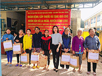 Tặng quà, khám bệnh cấp thuốc miễn phí cho người dân xã La Ngâu