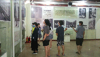 Nhiều gia đình chọn trường Dục Thanh làm điểm đến tham quan trong dịp tết Dương lịch