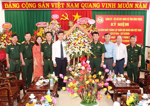 Local Party leader Duong Van An visited the Provincial Military Headquarters