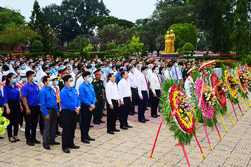 Leaders, officials pay tribute to President Ho Chi Minh, heroic martyrs on the 76th founding anniversary of Vietnam People’s Army