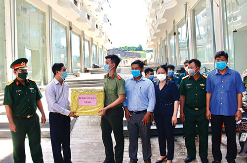 Binh Thuan leader visited and gifted local concentrated quarantine areas