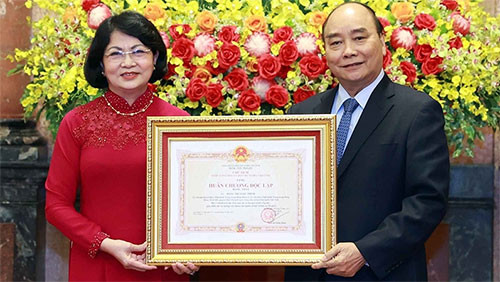 Former Vice President Dang Thi Ngoc Thinh honoured with First Class Independence Order
