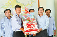 Chủ tịch UBND tỉnh chúc tết các trạm thủy lợi và Cảng Vĩnh Tân
