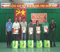 Tuy Phong: Trao tặng 2.000 lá cờ Tổ quốc cho ngư dân