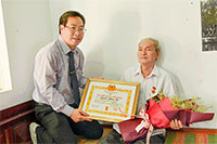 TP.Phan Thiết: Trao huy hiệu 60 năm tuổi Đảng cho 2 đảng viên