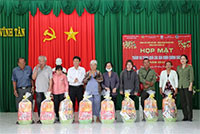 Trao quà tết cho 79 gia đình chính sách xã Vĩnh Tân