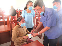 100 suất quà tết đến với hộ nghèo, cận nghèo thị trấn Thuận Nam