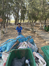 Hoa hậu H’Hen Nie cùng đoàn viên thanh niên làm sạch bãi biển đảo Phú Quý