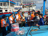 Tuyên truyền pháp luật và tặng cờ tổ quốc cho ngư dân Phú Quý