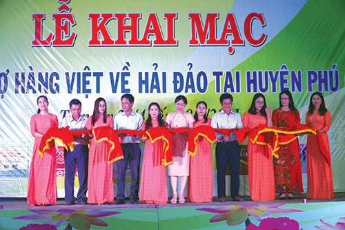 “Vietnamese goods to islands” Fair kicked off on Phu Quy