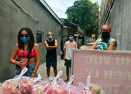 Inside a lockdown alley in Ham Tien: Dozens of foreigners get essentials and foodstuff