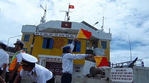 New year national flag saluting ceremonies held in Truong Sa and DK1 offshore platform 