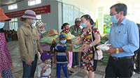 Tặng 200 phần quà cho hộ nghèo xã Hàm Phú và Thuận Minh