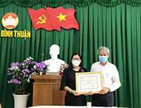 Trao Kỷ niệm chương “Vì sự nghiệp Lao động - Thương binh và Xã hội” cho bà Bố Thị Xuân Linh