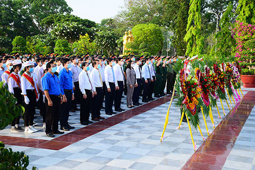 Leaders paid tributes to war martyrs on 46th anniversary of southern liberation and national reunification