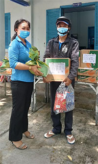 Trường THCS Nguyễn Du tặng 175 phần quà cho học sinh nghèo