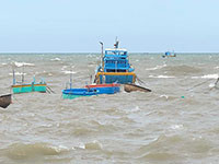 Cứu sống được 2 thuyền viên trôi dạt trên biển Phú Quý
