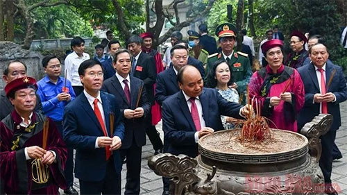 State President offers incense in commemoration of Hung Kings