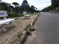 Cần sớm sửa chữa lại đoạn vỉa hè công viên dải phân cách Nguyễn Tất Thành