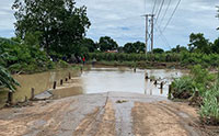 “Cầu” Suối Thị ngập sâu, người dân khiêng xe máy lội qua dòng nước