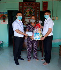 Công ty Xổ số kiến thiết Bình Thuận: Thăm, tặng quà 13 hộ gia đình chính sách