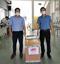 Tặng 1.000 bộ kít test nhanh cho Trung tâm y tế Hàm Tân