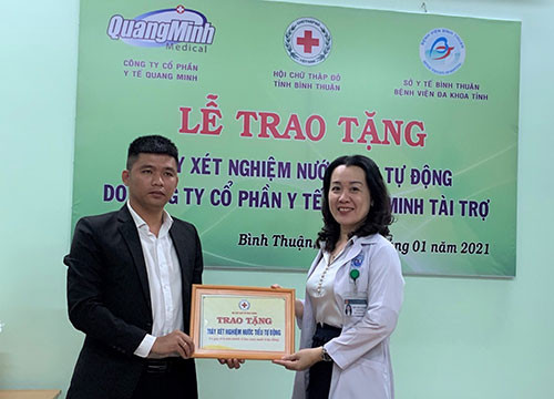 Ha Noi’s medical firm donated automatic urine test machine to Binh Thuan General Hospital