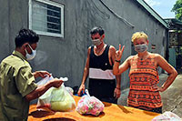 Tặng nhu yếu phẩm cho người nước ngoài trong khu phong tỏa ở phường Hàm Tiến