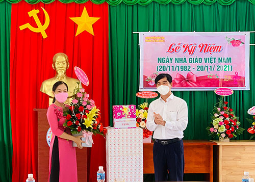 Leaders visit and extend greetings to teachers on Vietnamese Teachers' Day