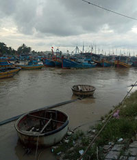 Mưa lũ tại Sông Dinh, thị xã La Gi: Gần 100 tàu bị chìm, hư hỏng, thiệt hại trên 10,3 tỷ đồng