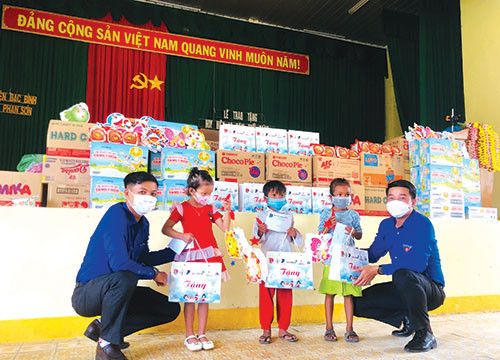 Joint efforts made to bring a cozy Mid-Autumn festival to children amid pandemic