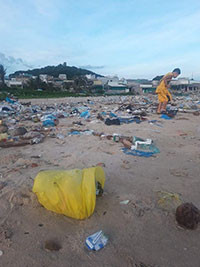 Vô tư mang rác đổ xuống biển