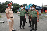 Giám đốc Công an tỉnh kiểm tra các chốt kiểm soát dịch Covid-19 tại Hàm Tân