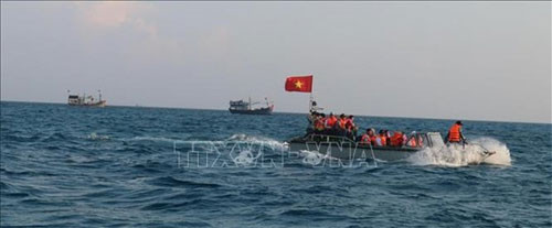 President Nguyen Xuan Phuc presents 5,000 national flags to fishermen
