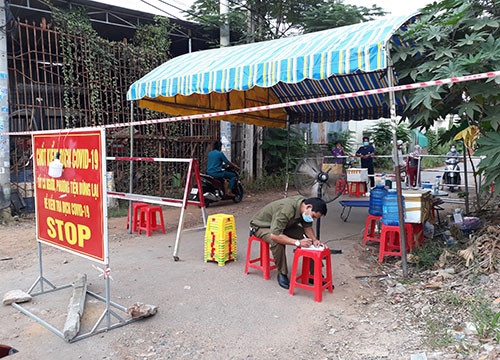Giúp dân ở khu phong tỏa Lâm Giang