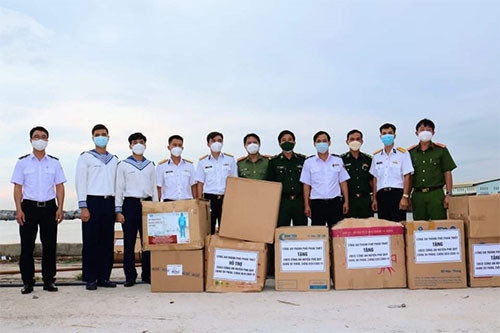 Vùng 4 Hải quân hỗ trợ Phú Quý chống dịch
