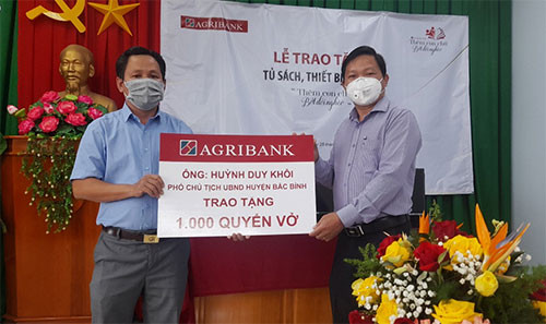 Agribank: Tặng 50 triệu đồng cho Trường tiểu học và  THCS Sơn Lâm
