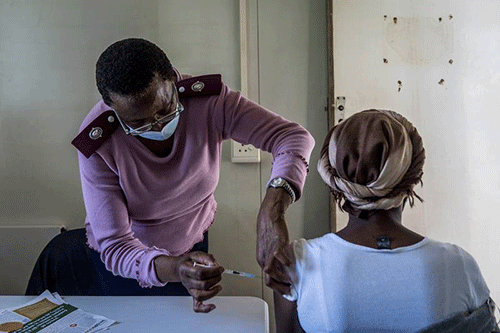Omicron xuất hiện nảy sinh căng thẳng do dự tiêm vắc xin ở Nam Phi