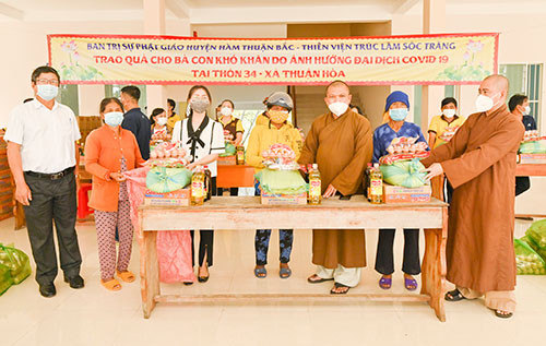 Trao 300 phần quà cho đồng bào dân tộc thiểu số xã Thuận Hòa