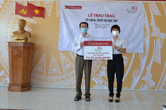 Agrbank: Tặng 50 triệu đồng cho Trường THPT Hàm Tân