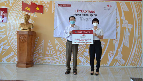 Agribank: Tặng 50 triệu đồng cho Trường THPT Hàm Tân