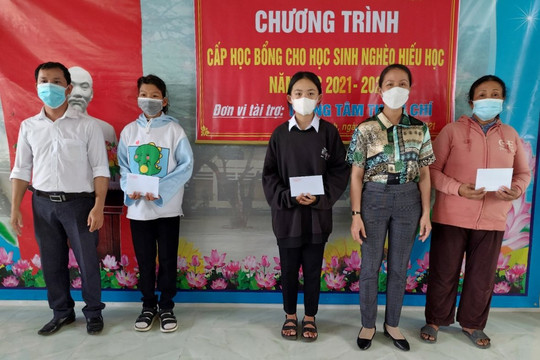 Tánh Linh: Tặng quà người nghèo và học sinh nghèo hiếu học