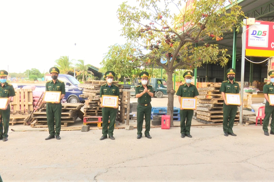 Khen thưởng lực lượng tăng cường chống dịch tại Phú Quý