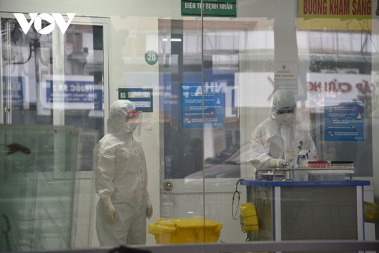 Quá tải bệnh nhân tại các cơ sở điều trị Covid-19 ở Hà Nội