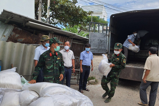 Hội nông dân tỉnh hỗ trợ 2 tấn gạo cho huyện Tuy Phong