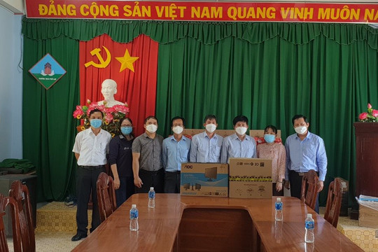 Tặng 16 bộ máy vi tính cho học sinh xã Phú Lạc