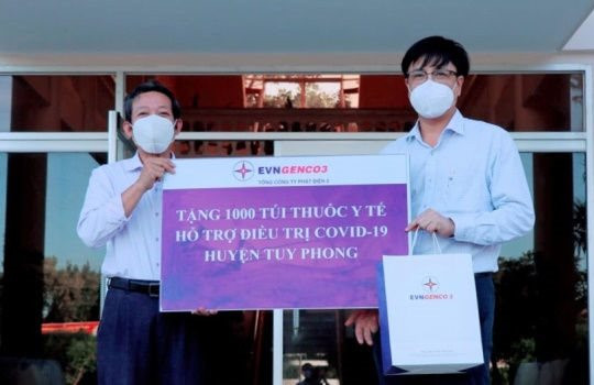 Trao tặng 1.700 túi thuốc y tế chống dịch COVID- 19 cho Tuy Phong