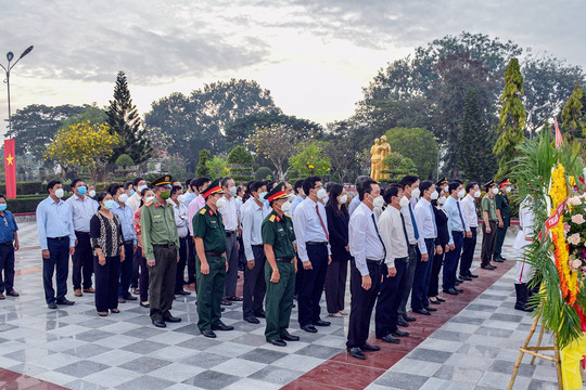 Local leaders paid tribute to President Ho Chi Minh and war martyrs on the  founding of the Vietnam People’s Army