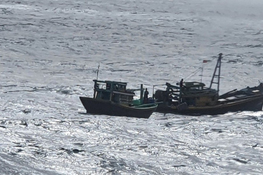 Hỗ trợ một tàu cá bị hỏng máy ngoài biển